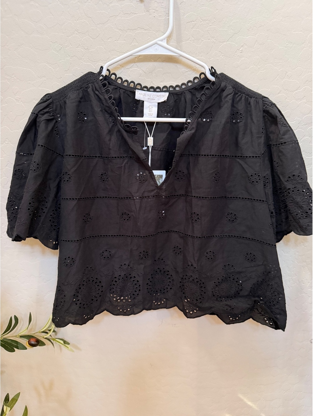 NWT Caroline constas 100%cotton eyelet Button up crop top